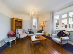 Unique 2 bed Leigh-on-Sea- with real piano